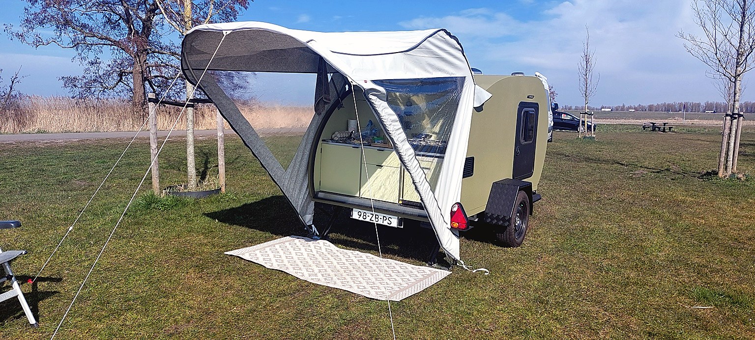 Teardrop caravan met luifel