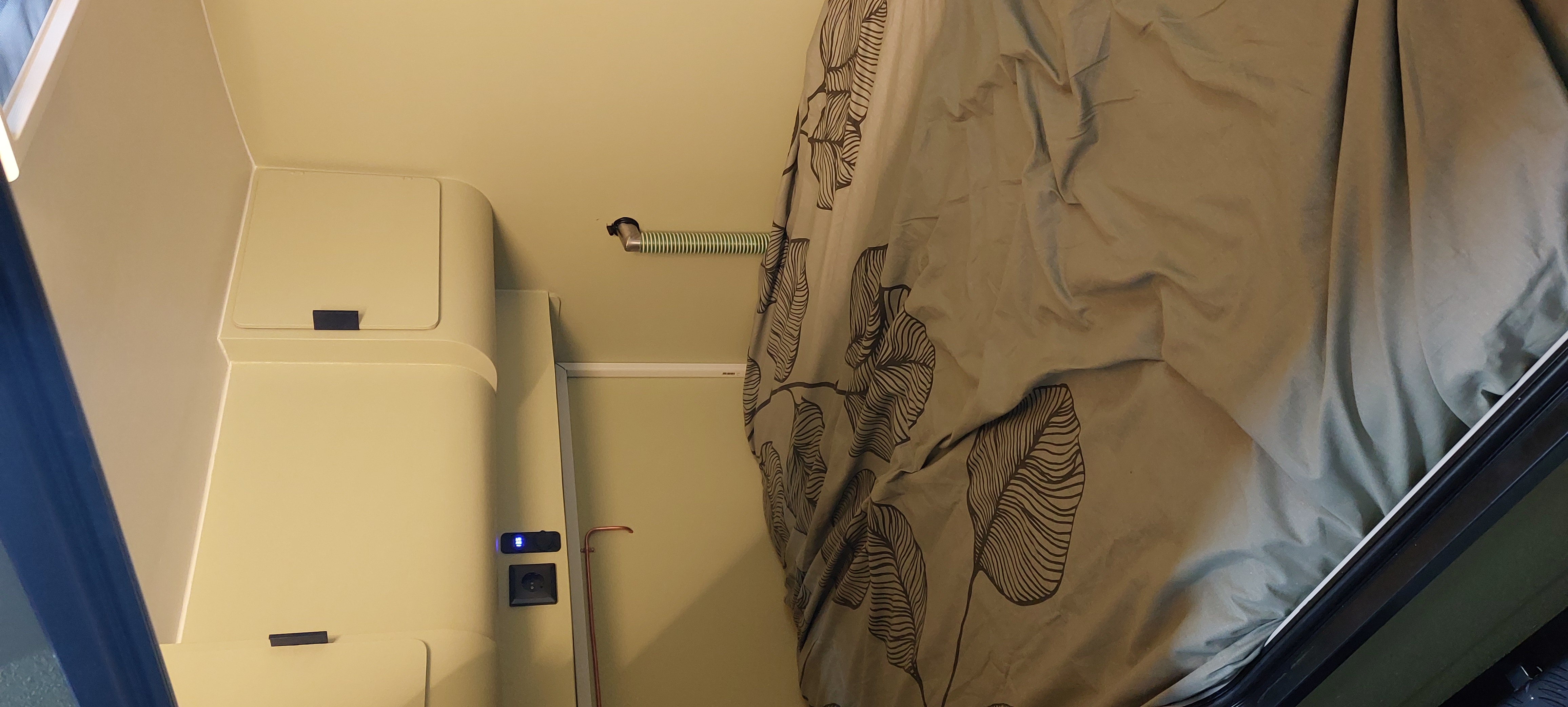 Teardrop caravan buiten